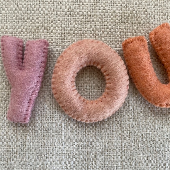 Set of 2 Valentine’s Day felt garlands - Picture 3 of 8